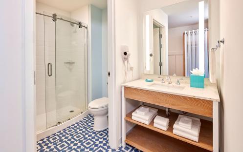 Universal’s Endless Summer Resort  Surfside Inn and Suites - Standard Room  Washroom